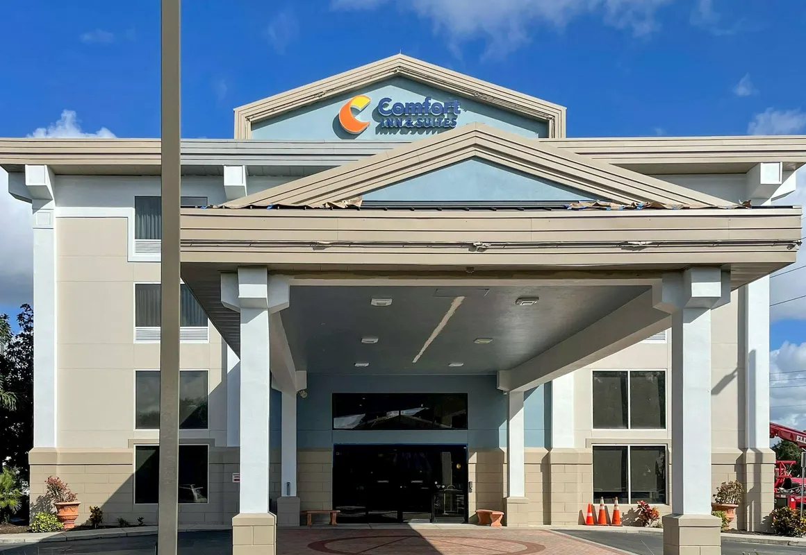 Comfort Inn & Suites Sarasota I75 hotel hero