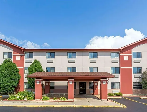 Super 8 by Wyndham St. Charles hotel detail image 1