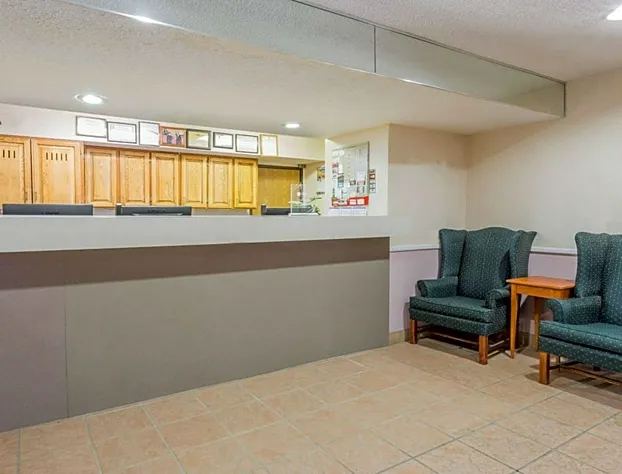 Super 8 by Wyndham St. Charles hotel detail image 1