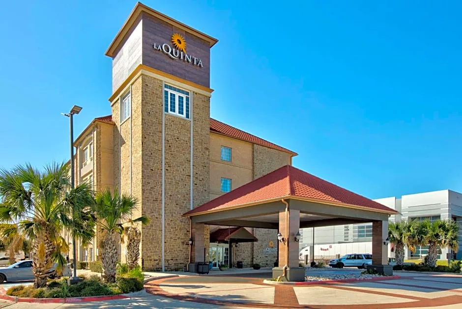 La Quinta Inn & Suites by Wyndham Dallas Grand Prairie South hotel hero