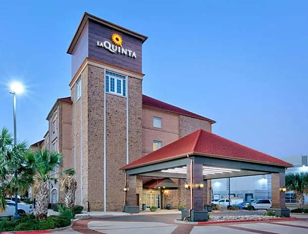 La Quinta Inn & Suites by Wyndham Dallas Grand Prairie South hotel detail image 1