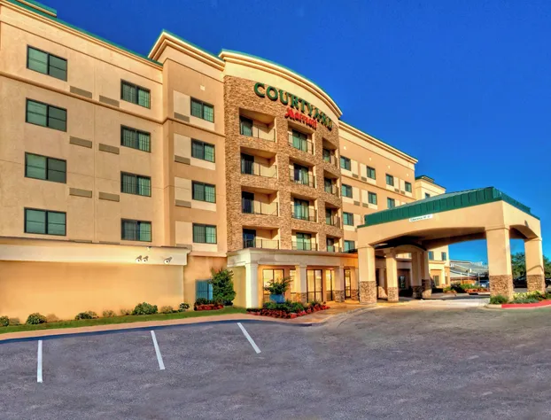 Courtyard by Marriott Midland hotel detail image 1