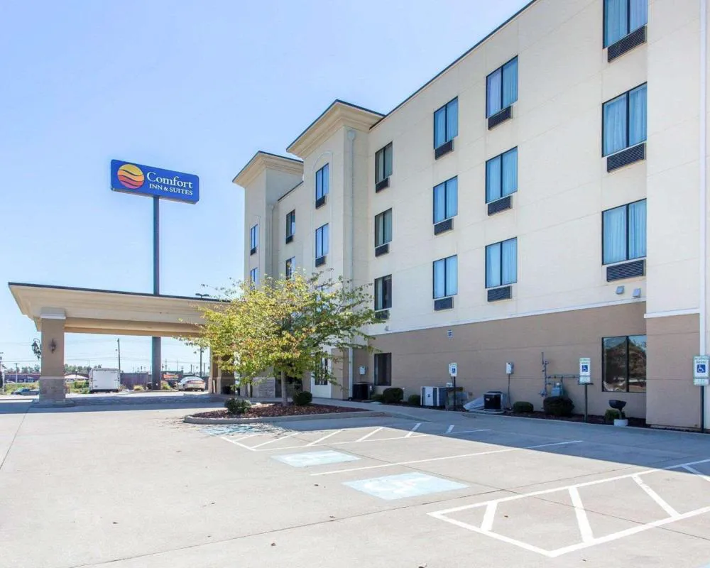 Comfort Inn & Suites Madisonville hotel hero