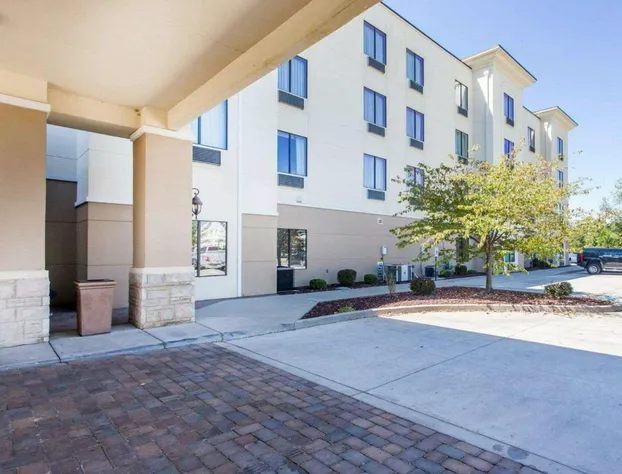 Comfort Inn & Suites Madisonville hotel detail image 2