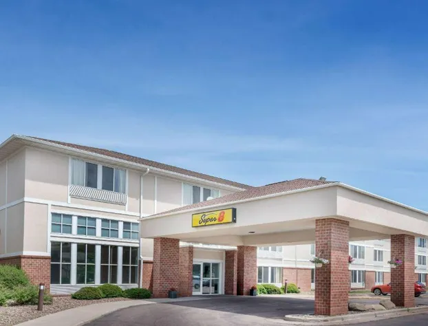 Super 8 by Wyndham Menomonie WI hotel detail image 2