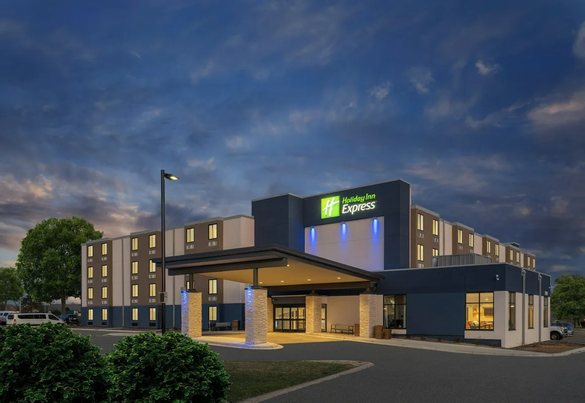 Holiday Inn Express Minneapolis West Plymouth by IHG hotel hero
