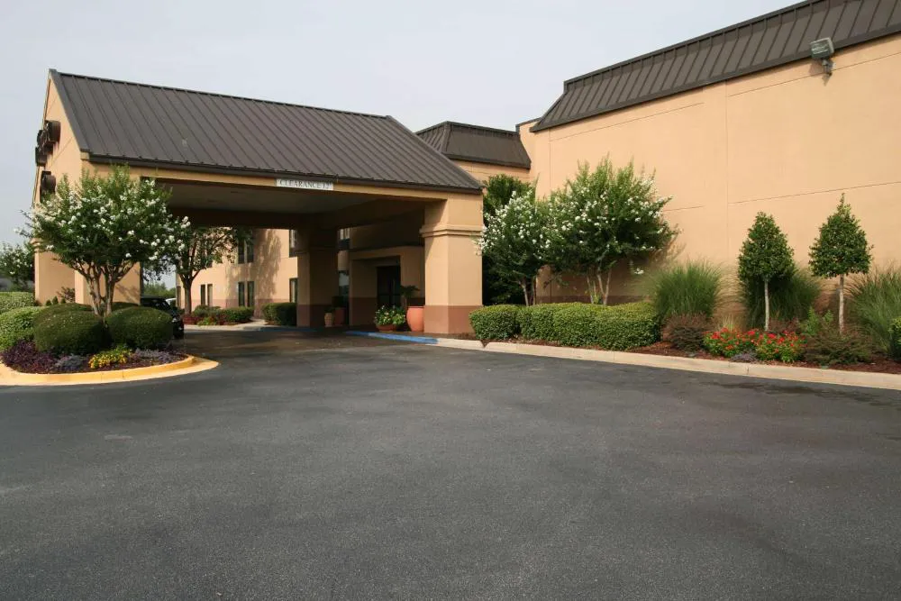 Hampton Inn By Hilton Perry hotel hero