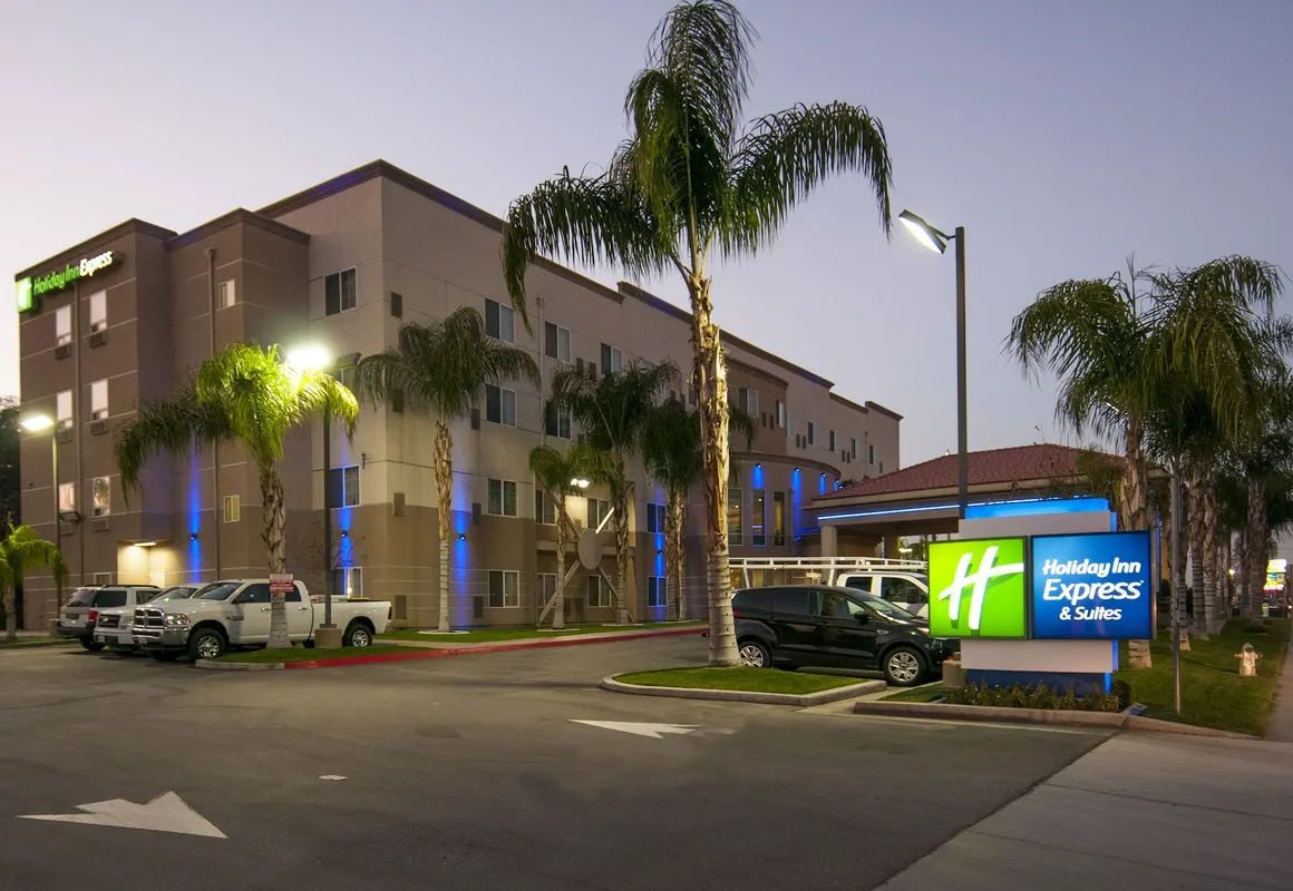 Holiday Inn Express and Suites Bakersfield Central by IHG hotel hero