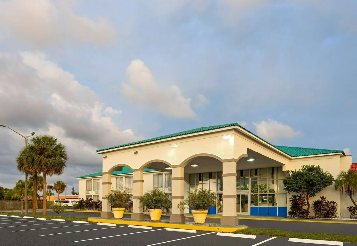 Days Inn & Suites by Wyndham Fort Pierce Midtown hotel hero