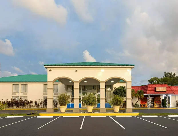 Days Inn & Suites by Wyndham Fort Pierce Midtown hotel detail image 1