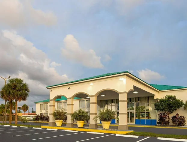 Days Inn & Suites by Wyndham Fort Pierce Midtown hotel detail image 1