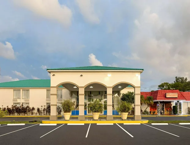 Days Inn & Suites by Wyndham Fort Pierce Midtown hotel detail image 2