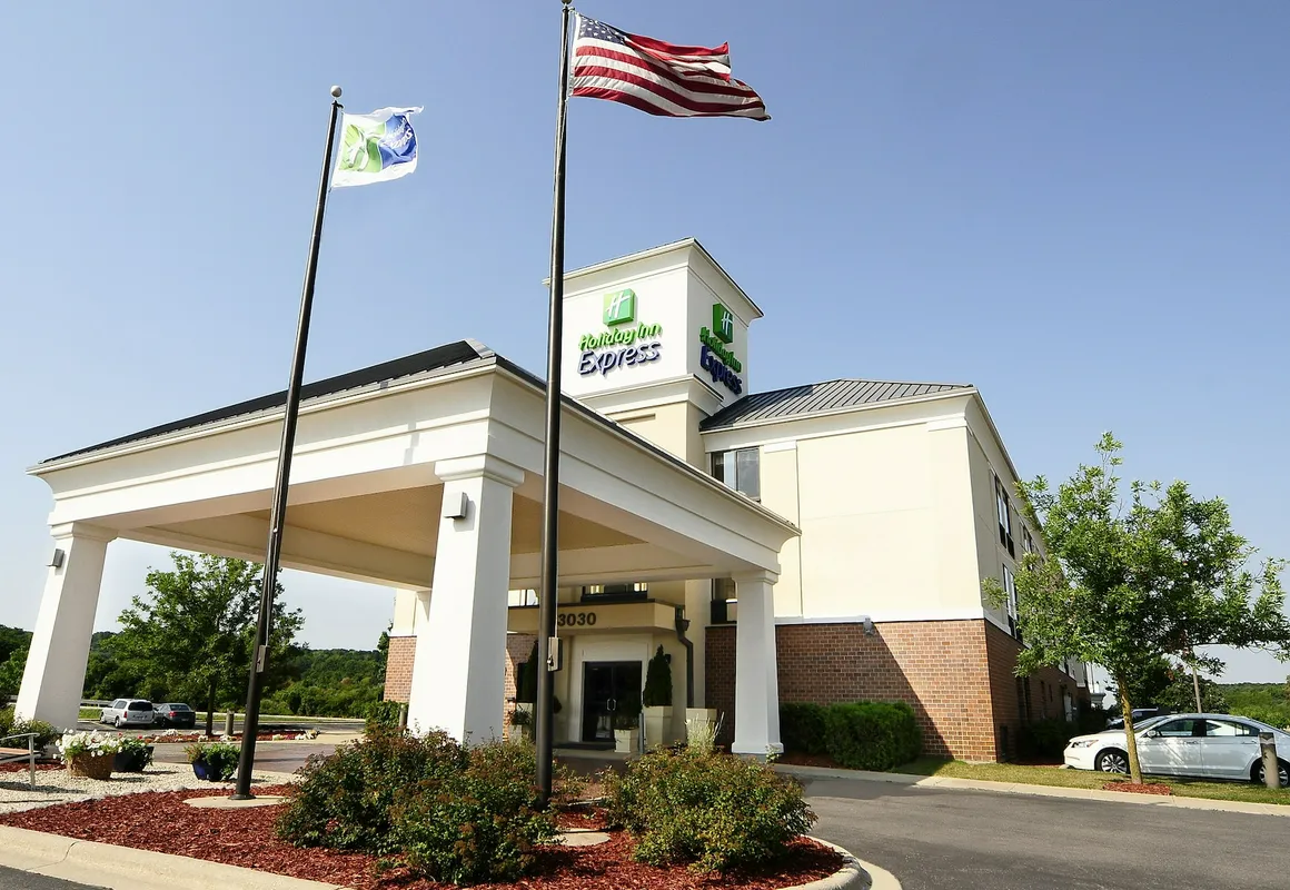 Holiday Inn Express & Suites Delafield by IHG hotel hero