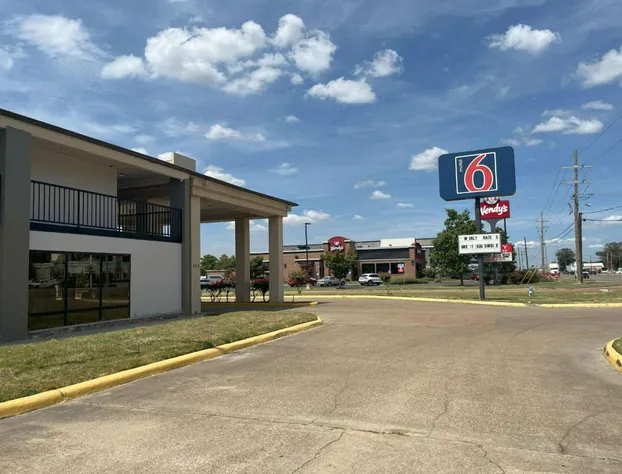 Motel 6 Cleveland, MS - Delta State University hotel detail image 1