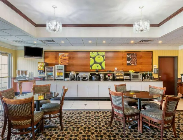 La Quinta Inn & Suites by Wyndham Dodge City hotel detail image 1
