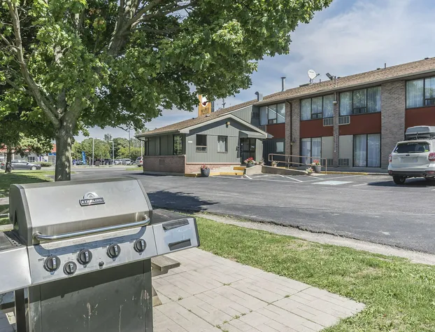 Ramada by Wyndham Kingston hotel detail image 3