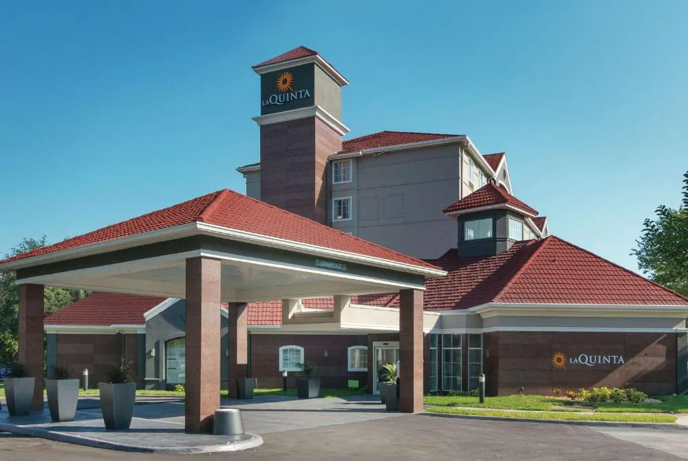 La Quinta Inn & Suites by Wyndham Orlando UCF hotel hero