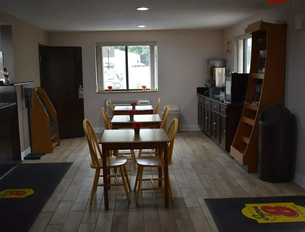 Super 8 by Wyndham La Vale/Cumberland Area hotel detail image 3