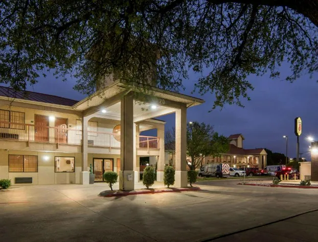 Super 8 by Wyndham Grand Prairie Southwest hotel detail image 2