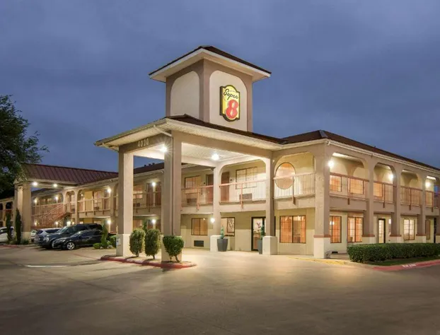 Super 8 by Wyndham Grand Prairie Southwest hotel detail image 4