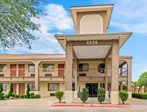 Super 8 by Wyndham Grand Prairie Southwest hotel detail image 2