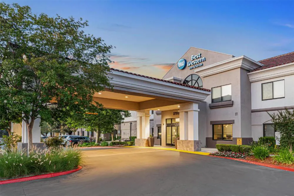 Best Western Valencia/Six Flags Inn & Suites hotel hero