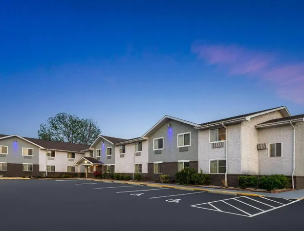 Super 8 by Wyndham South Boston VA hotel detail image 4