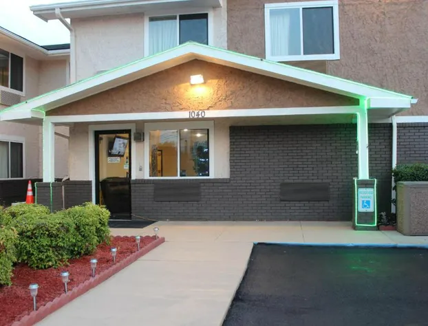 Super 8 by Wyndham South Boston VA hotel detail image 2