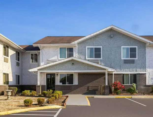 Super 8 by Wyndham South Boston VA hotel detail image 3