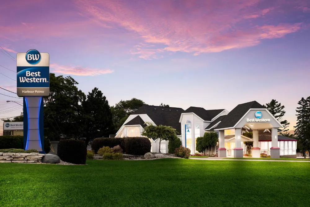 Best Western Harbour Pointe Lakefront hotel hero