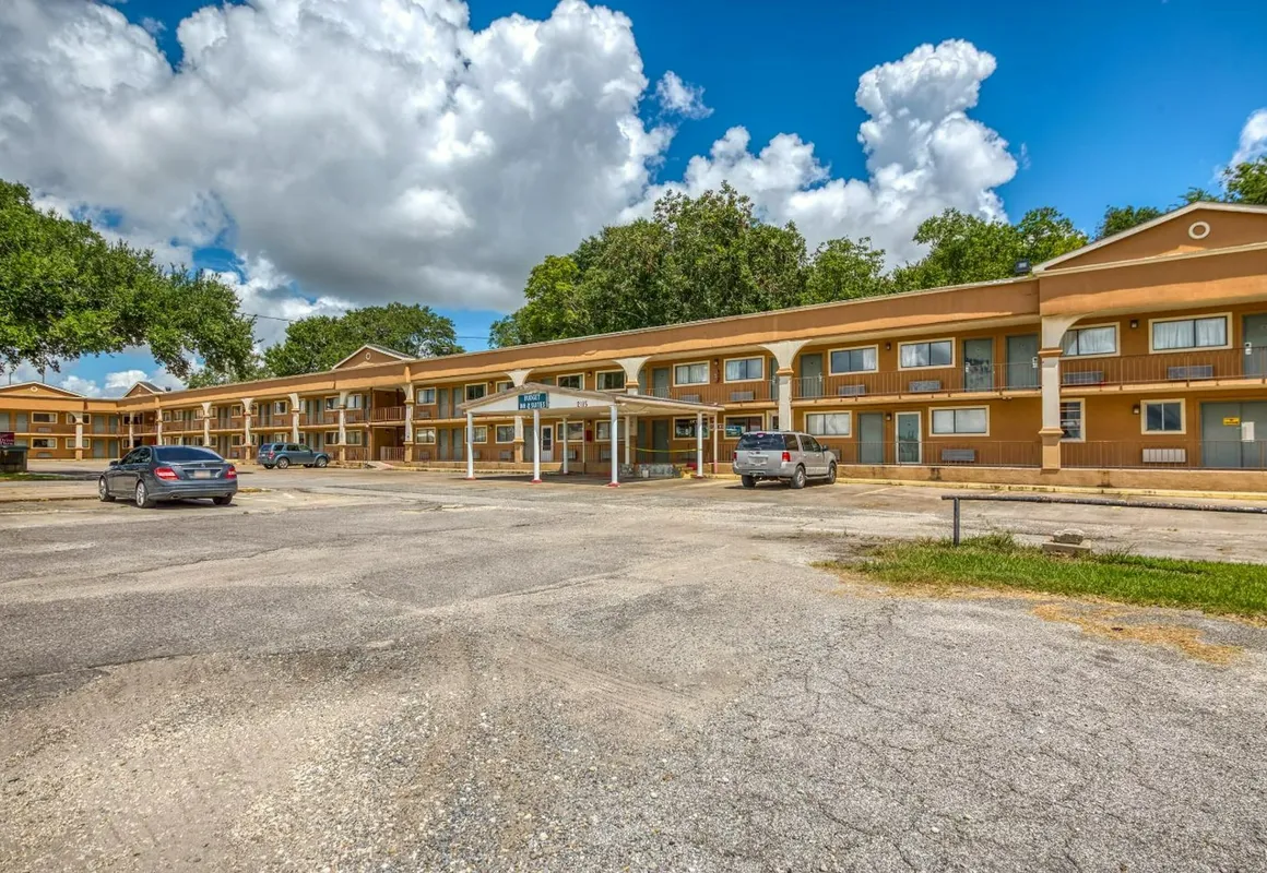 Budget Inn and Suites hotel hero