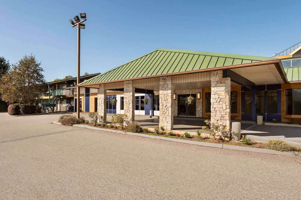 Travelodge by Wyndham Abbotsford Bakerview hotel hero