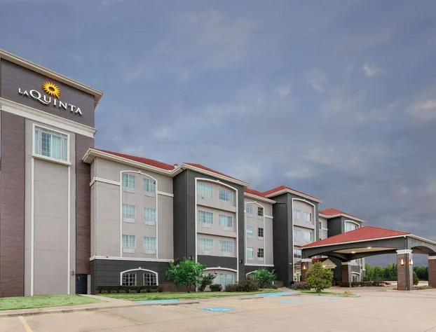 La Quinta Inn & Suites by Wyndham Mt. Pleasant hotel detail image 3