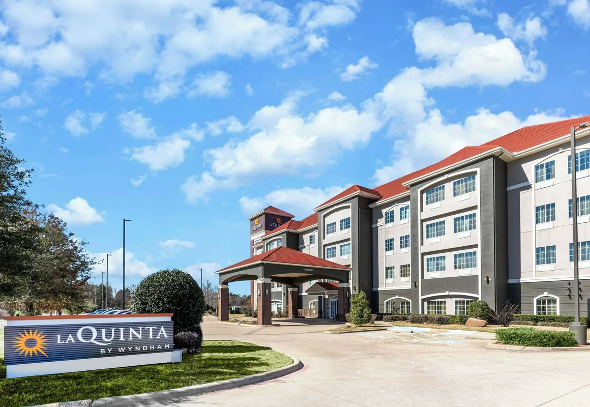 La Quinta Inn & Suites by Wyndham Mt. Pleasant hotel hero