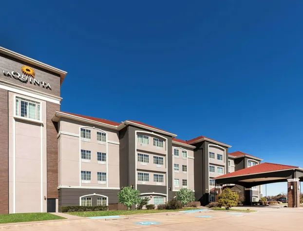 La Quinta Inn & Suites by Wyndham Mt. Pleasant hotel detail image 1