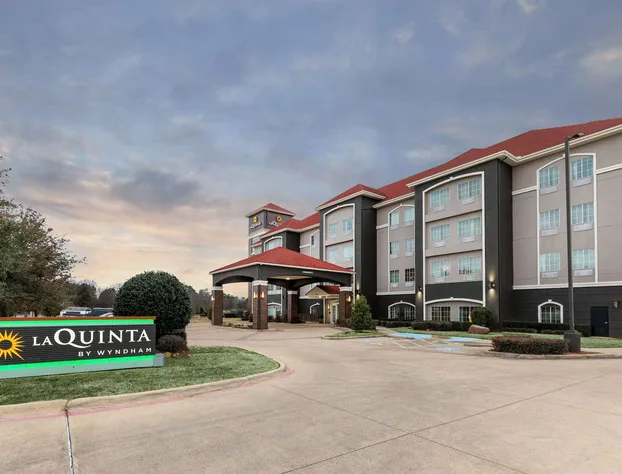 La Quinta Inn & Suites by Wyndham Mt. Pleasant hotel detail image 2