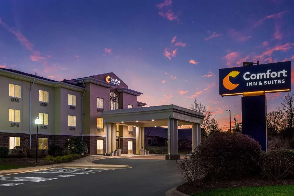 Comfort Inn & Suites Brevard North hotel hero