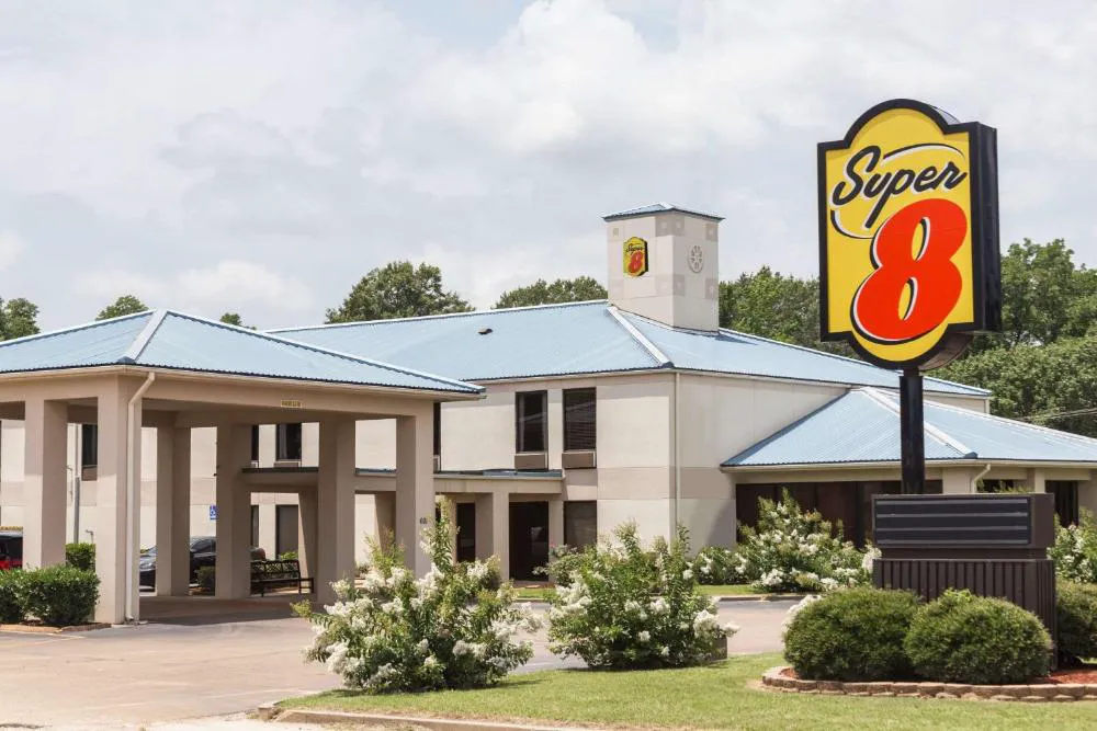 Super 8 by Wyndham Indianola hotel hero