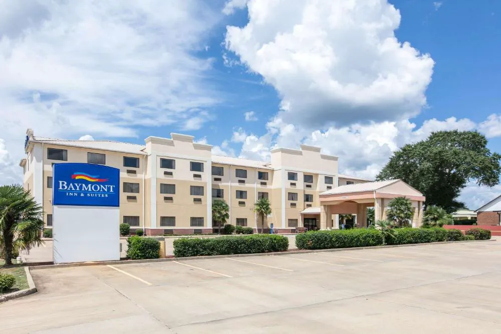 Baymont by Wyndham McComb hotel hero