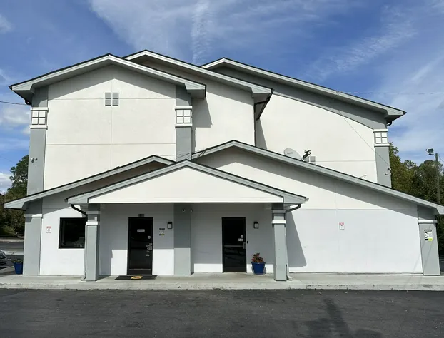 Super 8 by Wyndham Greensboro/Coliseum/Conv. hotel detail image 1