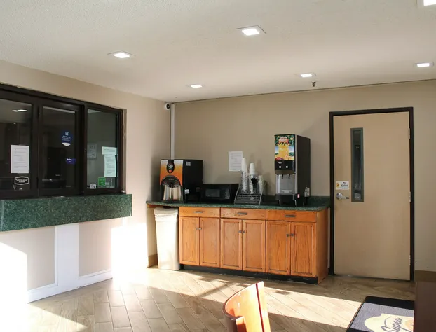 Super 8 by Wyndham Greensboro/Coliseum/Conv. hotel detail image 3