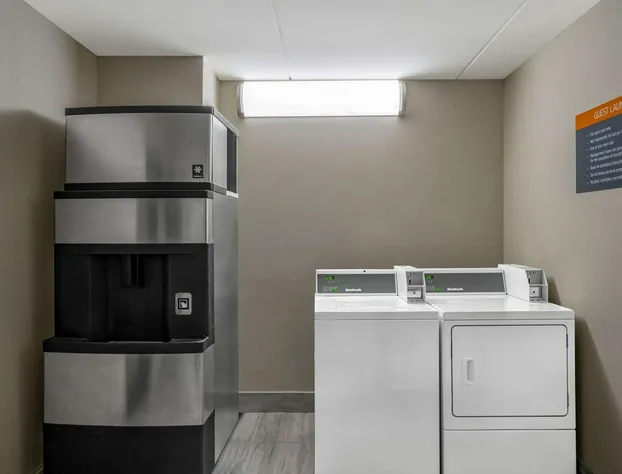 La Quinta Inn & Suites by Wyndham Raleigh Downtown North hotel detail image 4