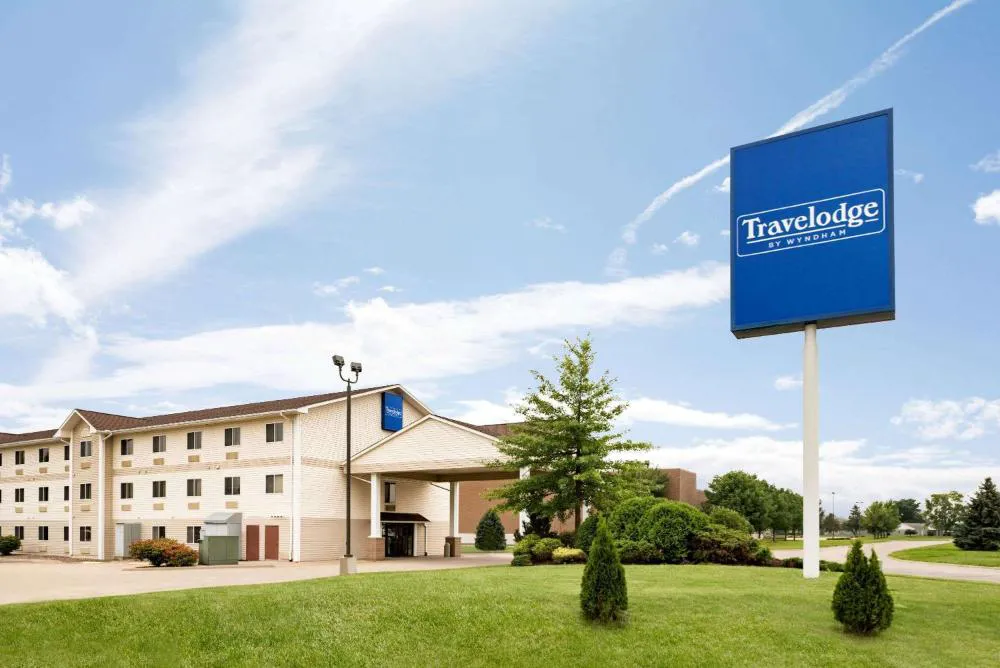 Travelodge by Wyndham Clinton Valley West Court hotel hero