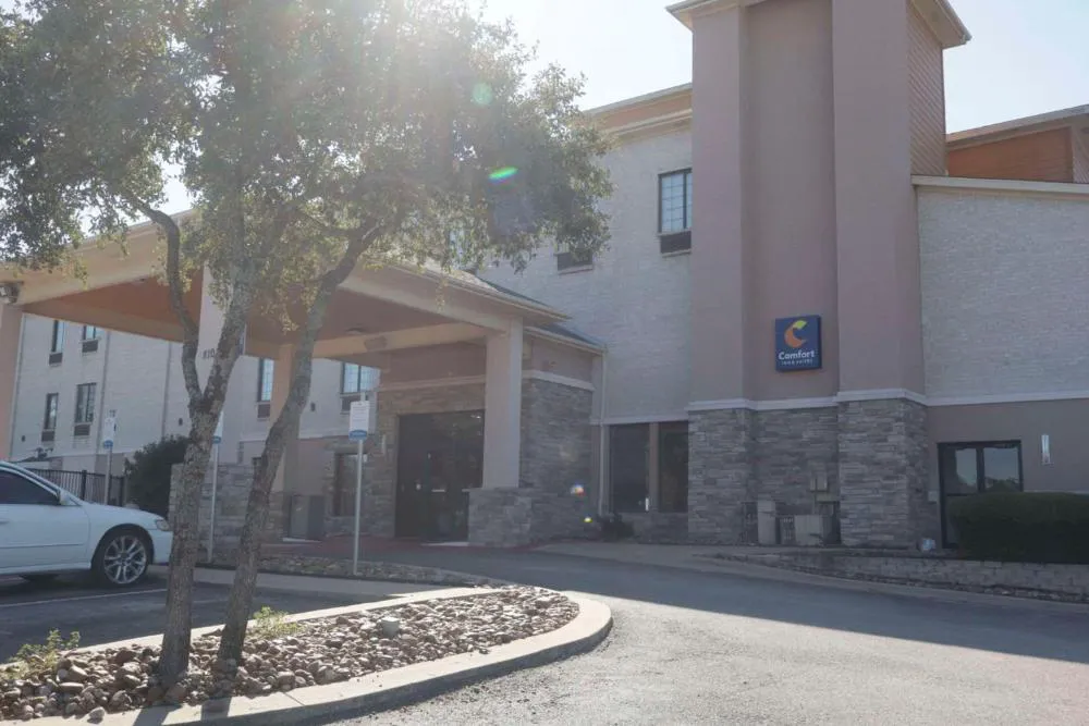 Comfort Inn & Suites Burnet hotel hero