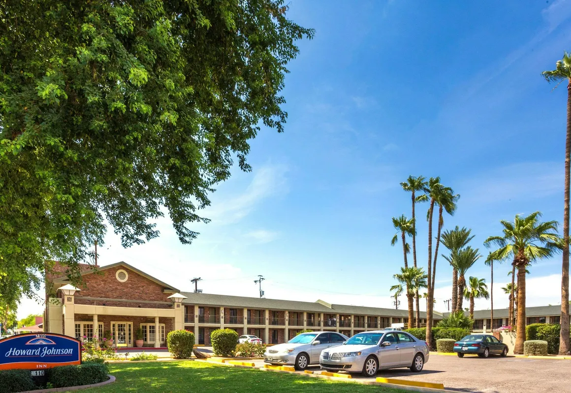 Howard Johnson by Wyndham Scottsdale Old Town hotel hero