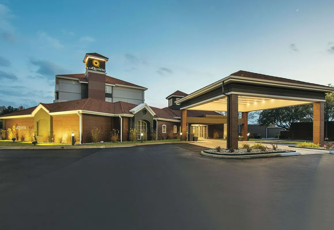 La Quinta Inn & Suites by Wyndham Shreveport Airport hotel hero