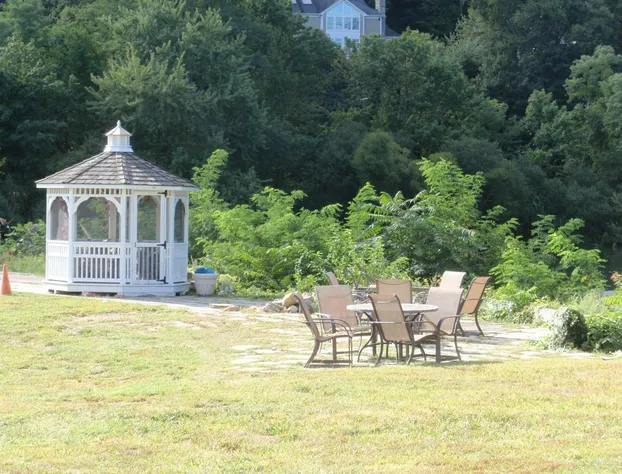 Chalet Inn & Suites Centerport hotel detail image 3