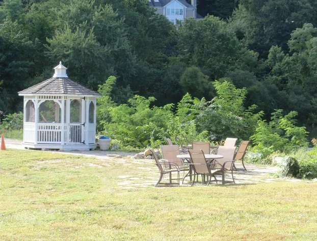 Chalet Inn & Suites Centerport hotel detail image 3