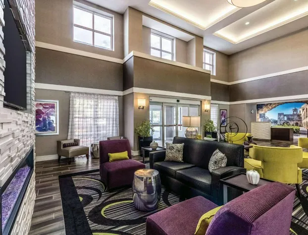 La Quinta Inn & Suites by Wyndham San Antonio Downtown hotel detail image 4