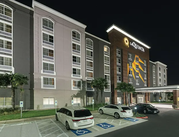 La Quinta Inn & Suites by Wyndham San Antonio Downtown hotel detail image 3